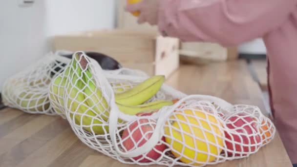 Vrouw Die Boodschappen Doet Een Herbruikbare Biologische Katoenen Mesh Bag — Stockvideo