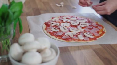Geleneksel İtalyan pizzası hazırlayan kadın. Pizza yapmanın orijinal süreci..