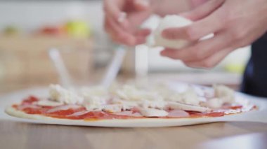 Geleneksel İtalyan pizzası hazırlayan kadın. Pizza yapmanın orijinal süreci..