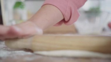 Geleneksel İtalyan pizzası hazırlayan kadın. Pizza yapmanın orijinal süreci..