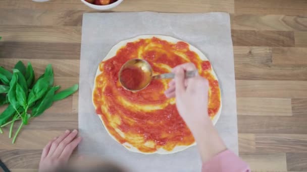Žena Připravuje Tradiční Italskou Pizzu Původní Proces Výroby Pizzy — Stock video