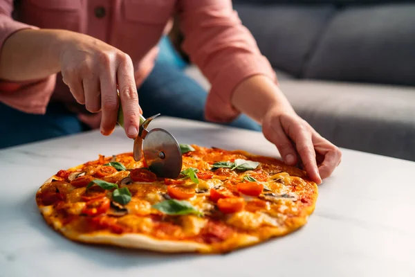 Egy Aki Hagyományos Olasz Margarita Pizzát Szeletel Nappalijában Maradj Otthon — Stock Fotó