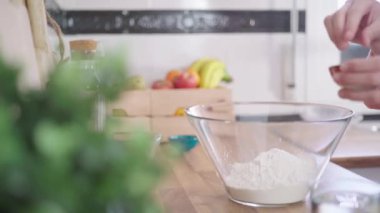 Geleneksel pizza hamuru hazırlayan kadın. Pizza yapmanın orijinal süreci..