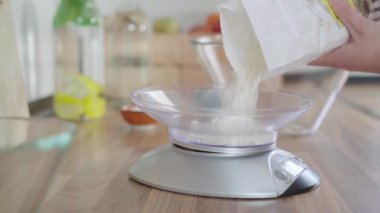 Geleneksel pizza hamuru hazırlayan kadın. Pizza yapmanın orijinal süreci..