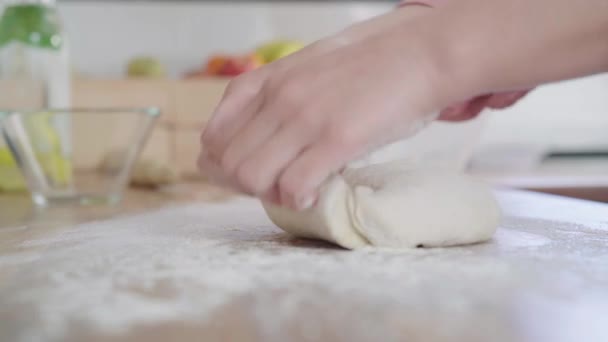 Mujer Preparando Una Pizza Italiana Tradicional Proceso Original Hacer Pizza — Vídeos de Stock