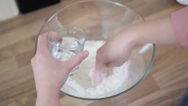 Frau Bereitet Traditionellen Pizzateig Der Ursprüngliche Prozess Der Pizza Herstellung — Stockvideo