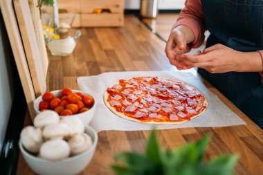 Geleneksel İtalyan pizzası hazırlayan kadın. Pizza yapmanın orijinal süreci..