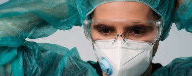 Koronavirüse karşı koruyucu maske ve gözlük takan bir doktor. Panorama Panorama Sağlık Ekibi Önleyici Teçhizat.