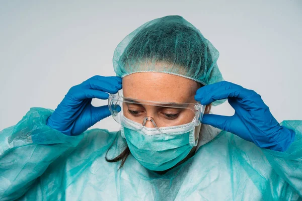 Ung Kvinna Läkare Sätta Medicinsk Mask Glasögon Latexhandskar Och Skyddskläder — Stockfoto
