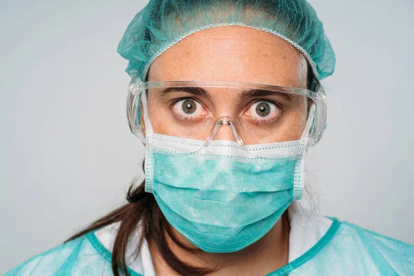 Primer Plano Una Joven Doctora Con Máscara Médica Anteojos Guantes — Foto de Stock