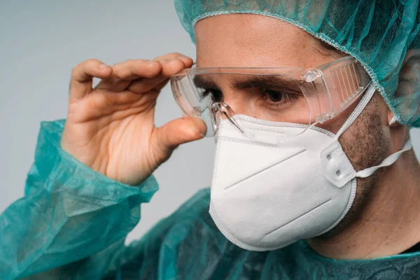 Covid Coronavirus Pandemin Man Läkare Sätta Glasögon Medicinsk Mask Glasögon — Stockfoto