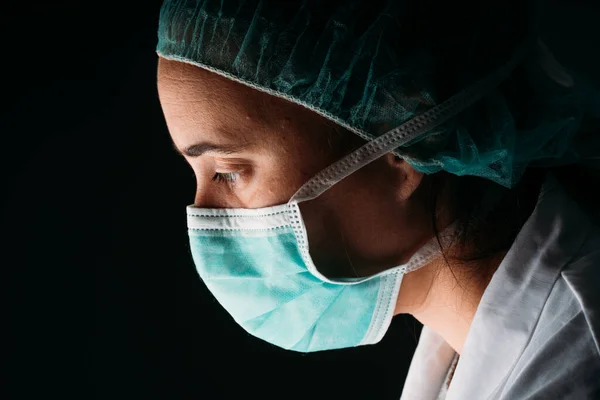 Бічна Молода Жінка Лікар Медичній Хірургічній Масці Кепці Захисному Одязі — стокове фото