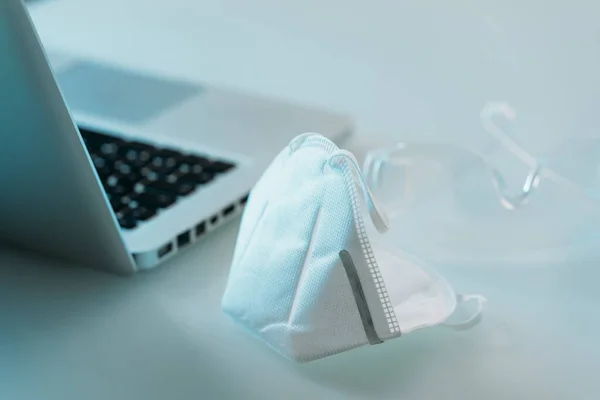 Labortisch Mit Laptop Maske Und Brille Gegen Coronavirus — Stockfoto