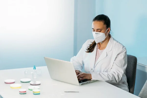 Vrouwelijke Wetenschapper Werkt Een Laboratorium Met Laptop Petrischaal Die Het — Stockfoto
