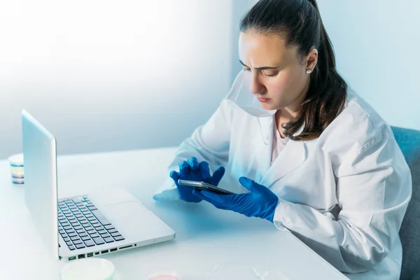 Científica Que Trabaja Laboratorio Con Portátil Placa Petri Investigando Coronavirus — Foto de Stock