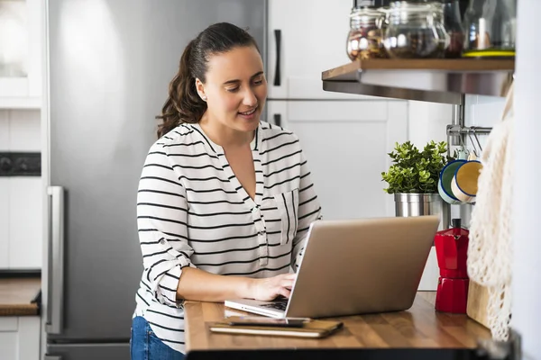 Mujer Joven Sonriente Trabajando Con Ordenador Portátil Cocina Apartamento Trabajar — Foto de Stock