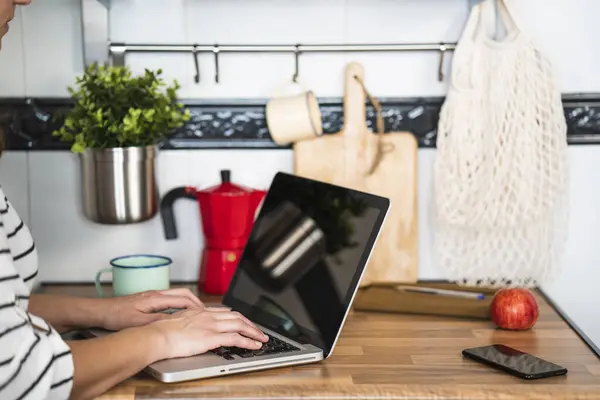 Primer Plano Una Mujer Que Trabaja Con Ordenador Portátil Cocina — Foto de Stock