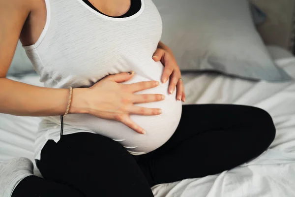 Ausschnittbild Einer Schönen Schwangeren Die Ihren Bauch Berührt Sitzt Auf — Stockfoto