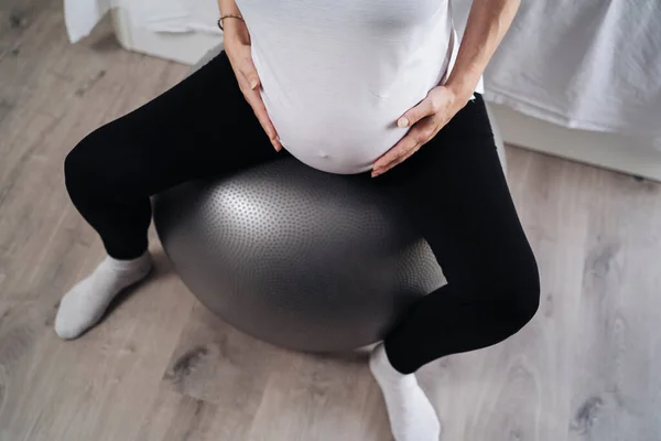 Ausschnittbild Einer Schönen Schwangeren Die Ihren Bauch Berührt Sitzt Auf — Stockfoto