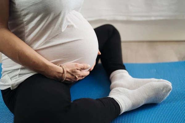 Ausschnittbild Einer Schönen Schwangeren Frau Die Ihren Bauch Beim Sport — Stockfoto