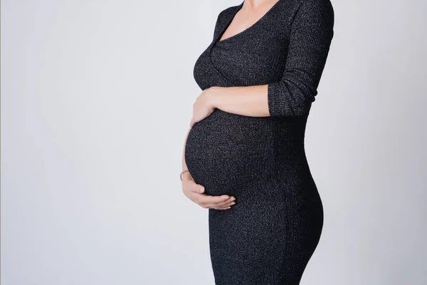 Imagem Recortada Uma Bela Mulher Grávida Vestido Tocando Sua Barriga — Fotografia de Stock