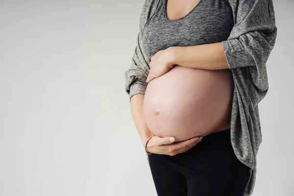 Ausgeschnittenes Bild Einer Schönen Schwangeren Die Ihren Bauch Berührt — Stockfoto