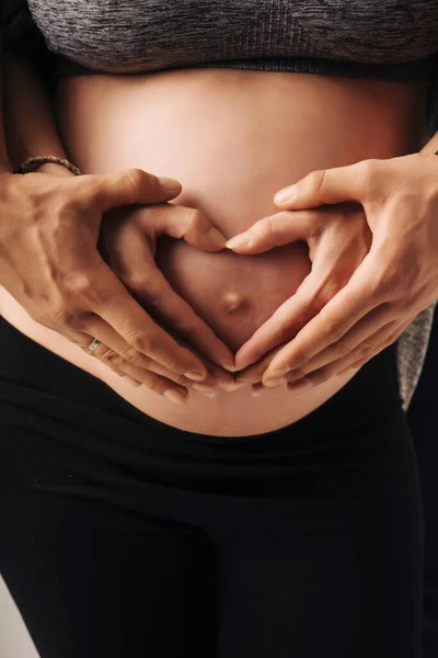 Vágott Kép Gyönyörű Terhes Férje Ölelkező Has Rajz Szív Kezét — Stock Fotó
