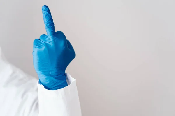 Μεσαίο Σημάδι Δάχτυλο Έδειξε Χέρι Ένα Μπλε Ιατρικό Γάντι Λευκό — Φωτογραφία Αρχείου