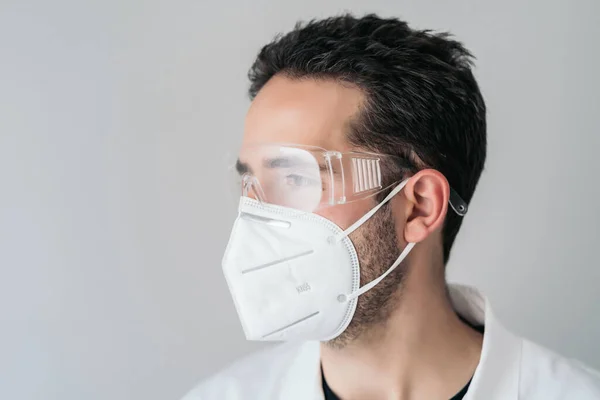 Profil Eines Männlichen Arztes Weißen Kittel Mit Schutzbrille Und Maske — Stockfoto