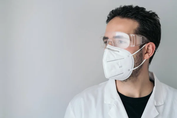 Profil Manlig Läkare Vit Rock Med Skyddsglasögon Och Mask — Stockfoto