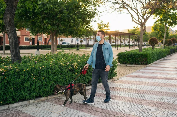 Een Jongeman Met Een Medisch Masker Die Het Park Loopt — Stockfoto