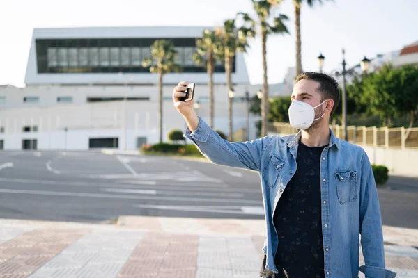 Giovane Uomo Che Indossa Maschera Medica Facendo Selfie Con Suo — Foto Stock