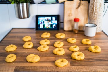 İnternetteki bir tariften sonra mutfakta ev yapımı çörekler hazırlamak. Baker konsepti