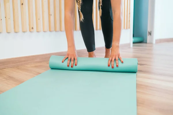 Primer Plano Hermosa Mujer Joven Plegable Yoga Turquesa Colchoneta Fitness — Foto de Stock