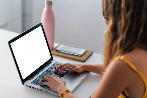 Mujer joven sosteniendo videollamada con su colega en el ordenador en línea desde casa — Foto de Stock