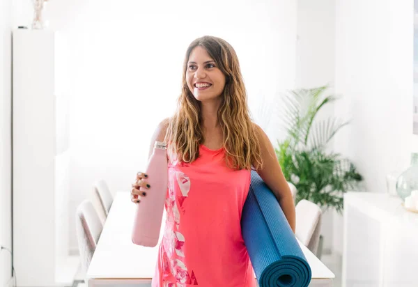 Young woman ready to do yoga at home — Stock Photo, Image