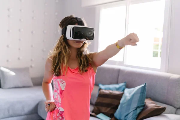 Mulher fazendo esporte com óculos de realidade virtual em casa — Fotografia de Stock