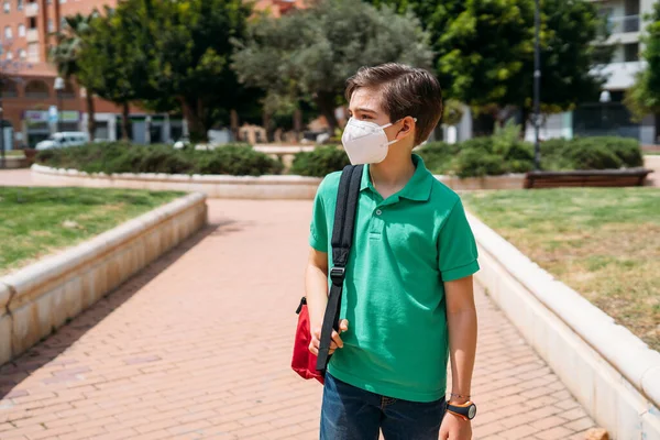 School jongen met masker om zichzelf te beschermen tijdens de coronavirus pandemie — Stockfoto