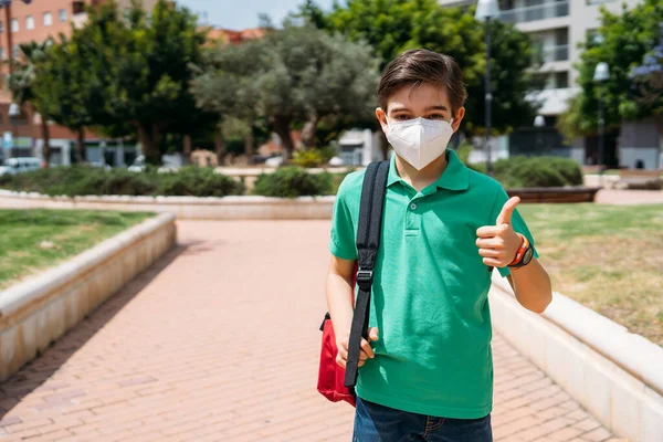 School jongen met masker om zichzelf te beschermen tijdens de coronavirus pandemie — Stockfoto