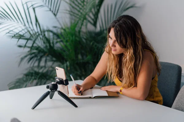 Mujer haciendo una videollamada con su smartphone en casa . — Foto de Stock