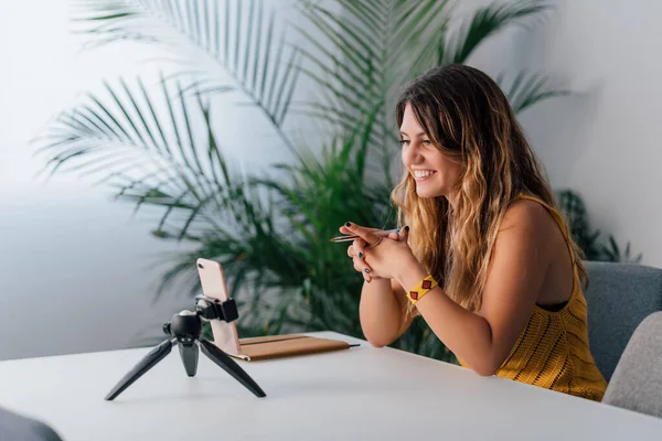 Mulher fazendo uma chamada de vídeo com seu smartphone em casa . — Fotografia de Stock