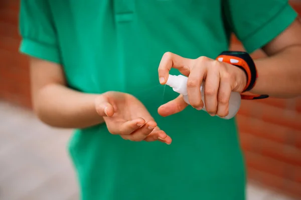 마스크를 쓰고 있는 소년은 하이드 로 알코올 성 젤 로 손을 소독 한다. 코로나 바이러스. — 스톡 사진