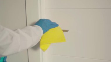 Viral salgın sırasında temizlik kapısı antiseptikle açılıyor.