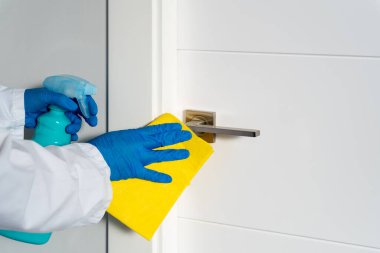 Viral salgın sırasında temizlik kapısı antiseptikle açılıyor.