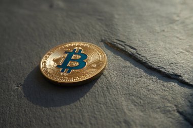 Altın bitcoin taş zemin üzerine yalan