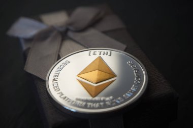 Hediye kutusu üzerinde yalan Ethereum sikke gümüş