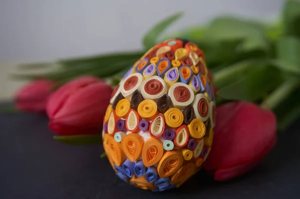 Пасхальное яйцо и красные тюльпаны — стоковое фото