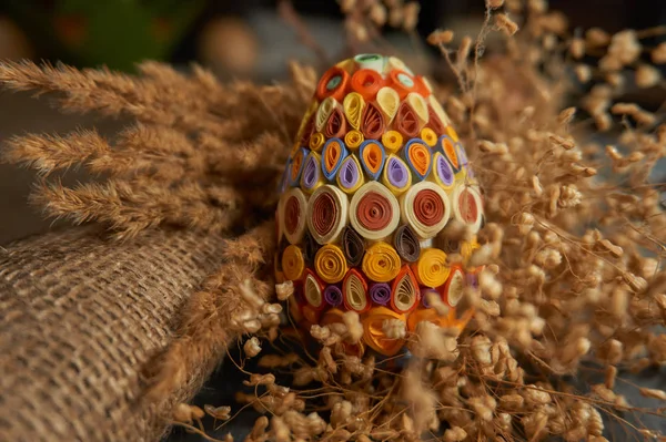 Пасхальное яйцо и сушеный букет цветов — стоковое фото