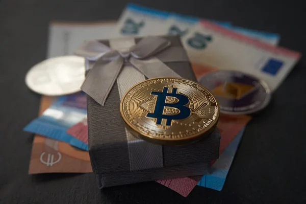 Altın bitcoin hediye kutusu üzerinde yalan