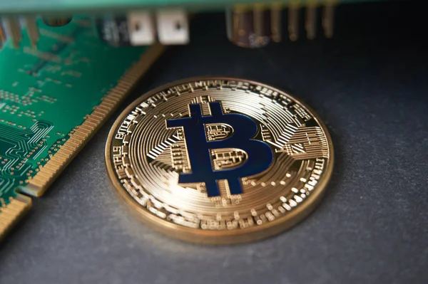 Altın bitcoin taş yüzeyinde yalan